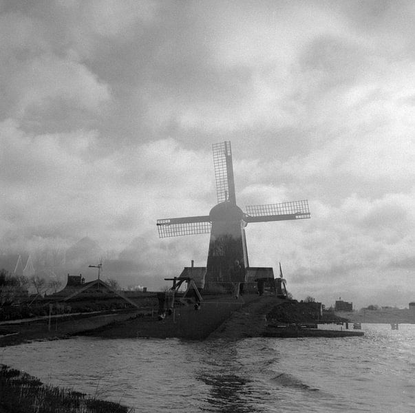 Personnes et moulins sur le site analogue de Zaanse Schans par Zaankanteropavontuur