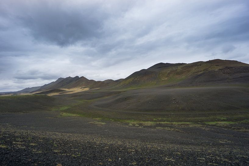 Island - Zerklüftete Lava-Bergkette und etwas grünes Moos von adventure-photos