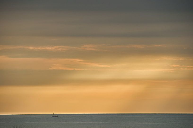 Bunter Abend, über der Nordsee... von Rudi Everaert
