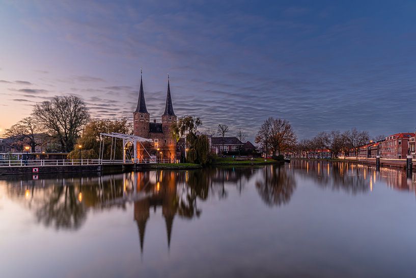The Oostpoort Delft during sunset by Gijs Rijsdijk