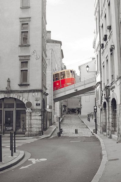 Belle Rue Dans Le Vieux Lyon - Selektive Farbfotografie von Carolina Reina Photography