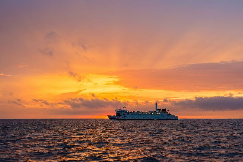 Fähre für die Abendsonne von Jan Georg Meijer