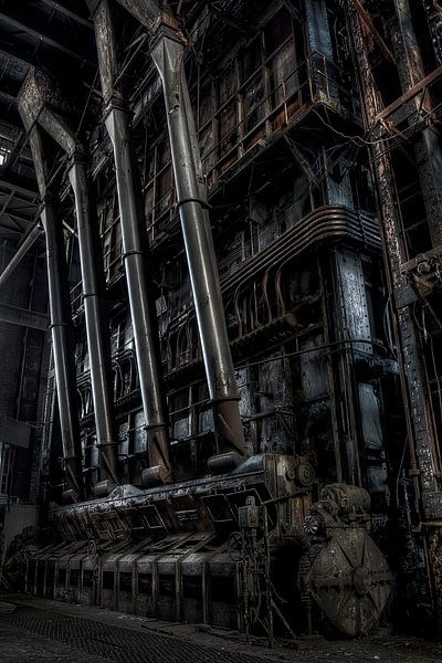 Rohre in einem verlassenen Kraftwerk von Eus Driessen
