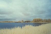 See mit einem Boot in Infrarot, in Gelb- und Blautönen