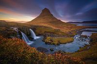 Kirkjufell Islande pendant un coucher de soleil d'automne