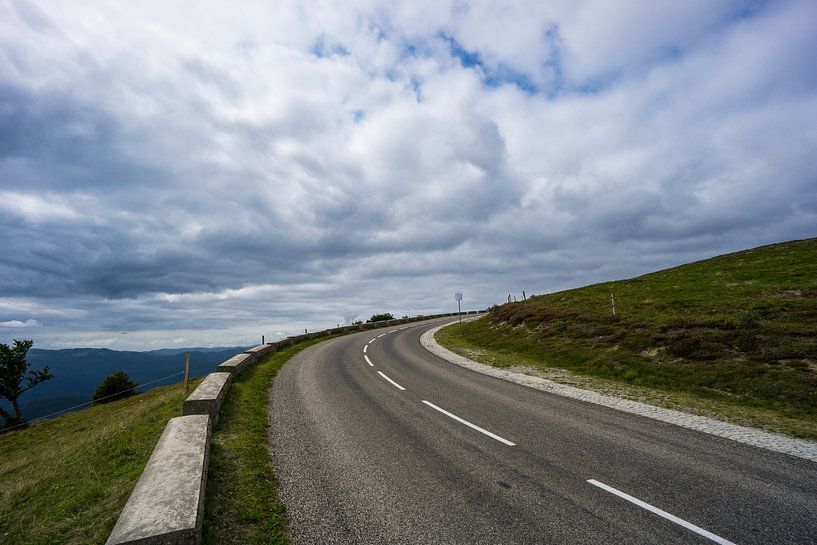 France - Route de cretes à droite sur la route de montagne jusqu'à grand ballon par adventure-photos