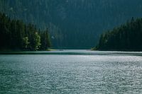 Ruderboot auf dem Schwarzen See in Zabljak, Durmitor, Montenegro. Ruhiges Plätschern in der bedrohlichen Umgebung.