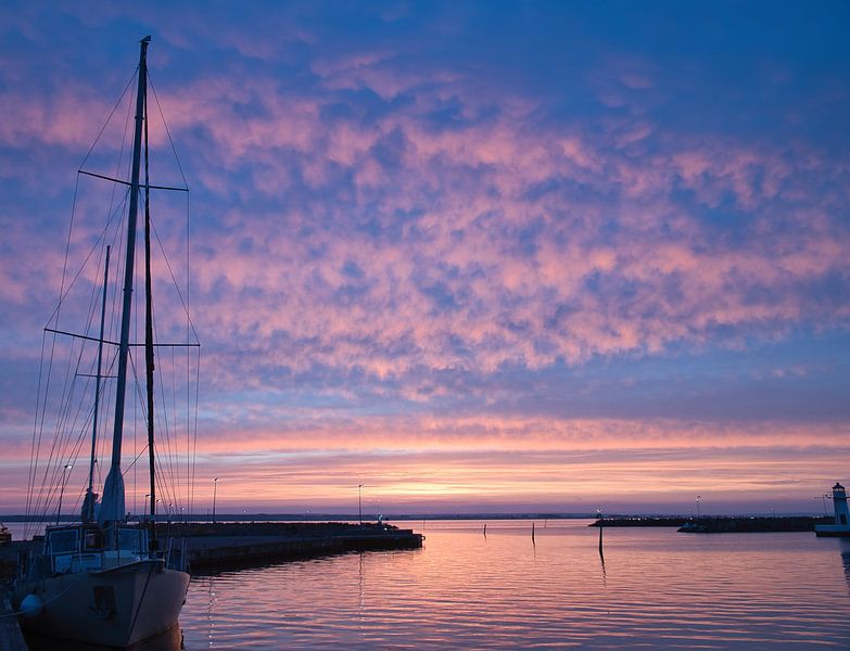 Zeilboot in de haven bij zonsondergang van Martin Köbsch