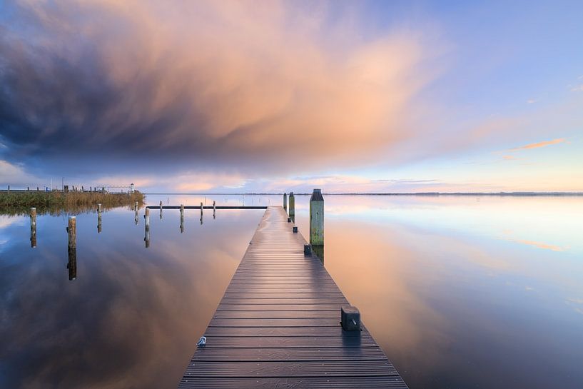 Dramatische Wolkenlandschaften über dem Lauwersmeer bei Sonnenuntergang von Bas Meelker