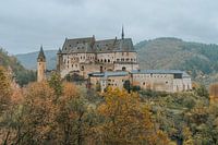 Le château de Vianden entouré de couleurs d'automne