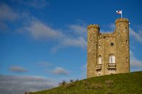 La tour Broadway qui domine de sa colline