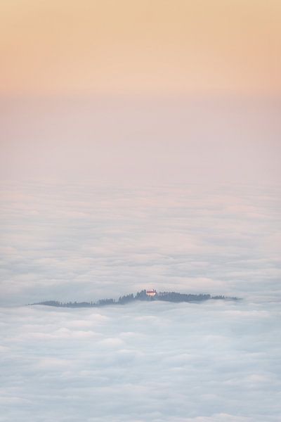 Kirche St. Georg nahe Bernbeuren in Bayern über den Wolken zum Sonnenaufgang. Aufgenommen von den Am von Daniel Pahmeier