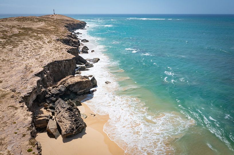 Felsen und Strand von Santa Mónica in Boa Vista von Bernardine de Laat