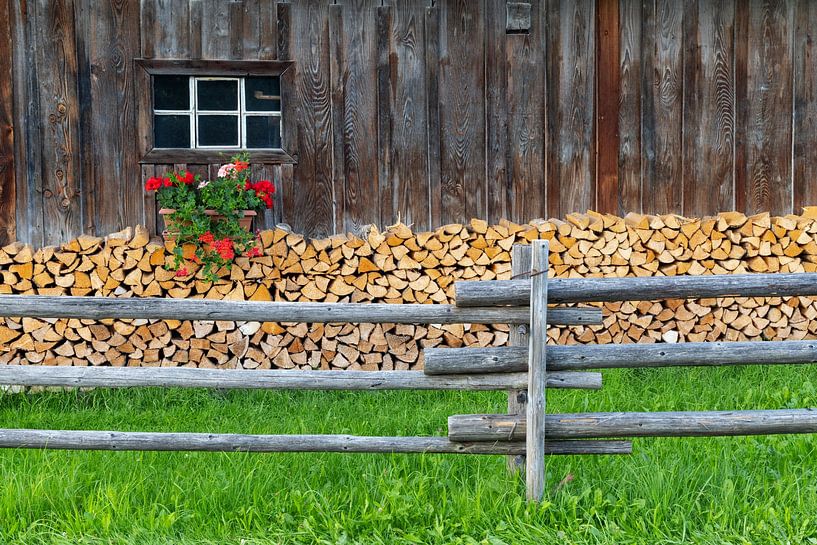 Holzhütte mit Fenster von Andreas Müller