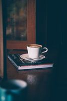 Tasse auf einem Buch