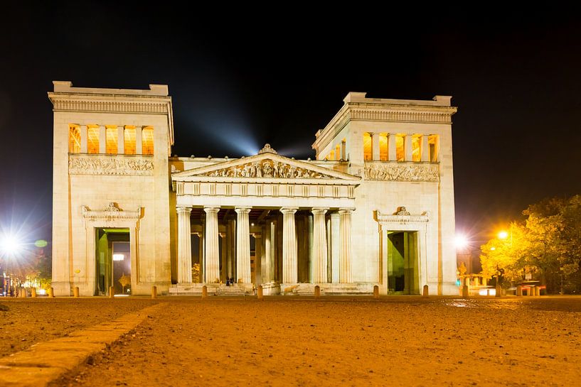 Les Propyläen sur la Königsplatz à Munich de nuit par ManfredFotos