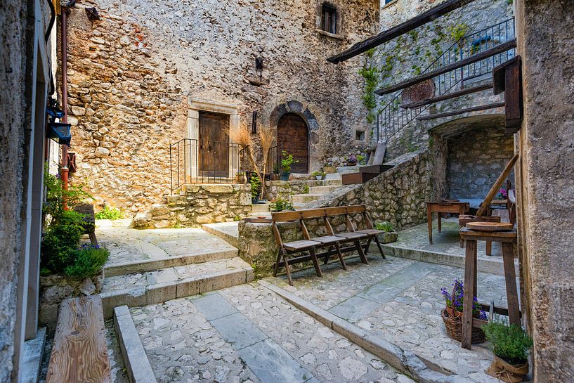 Binnenplaats Italiaans bergdorp by Jenco van Zalk