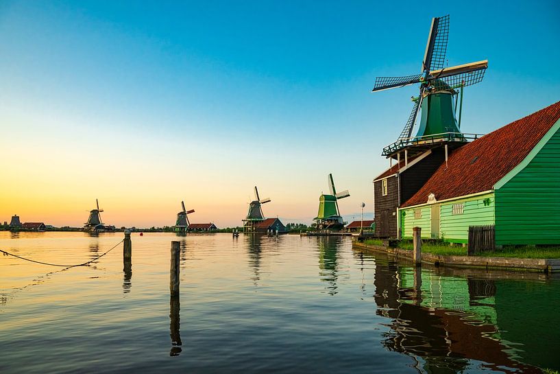Les moulins à vent de Zaanse Schans lors d'un coucher de soleil en été aux Pays-Bas par Sjoerd van der Wal Photographie