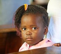 Un petit enfant sur le banc