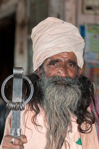 India: Gelovige met witte tulband (Jorawarpur) von Maarten Verhees