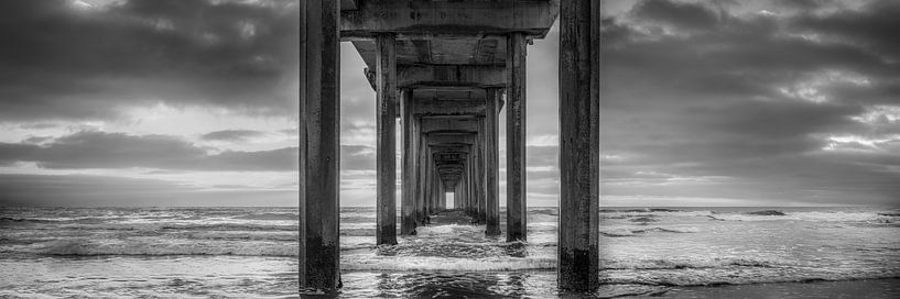 Pont au bord de la mer au coucher du soleil en noir et blanc . par Manfred Voss, Photographie Noir et Blanc