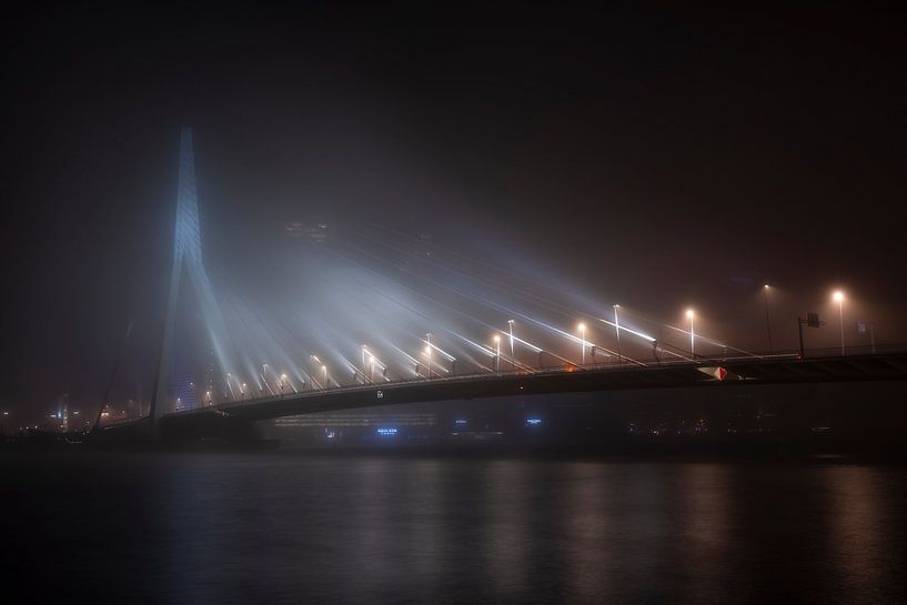 Die Erasmusbrücke in Rotterdam an einem nebligen Abend von Raoul Baart