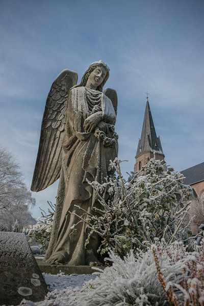 Das ruhige Sankt Marien im Schnee im Winter von Patrick Verhoef