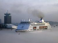 Amsterdam cruiseschip in de mist
