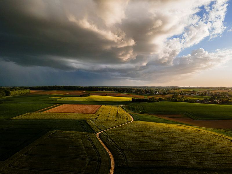 Gewitterwolken über grünen Feldern von Luc van der Krabben