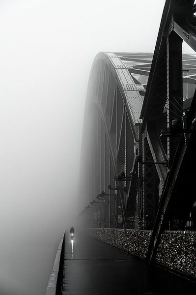 Köln - Hohenzollernbrücke im Nebel von Marc Stoppenbach