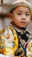 Porträt eines Kindes in traditioneller zeremonieller Kleidung, fotografiert in Peking, China,