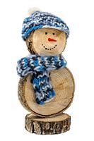 Handgemachter Schneemann aus Holzscheiben - mit gehäkelter Mütze und Schal freigestellt auf Weiß