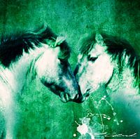 Pferde in grüner Landschaft