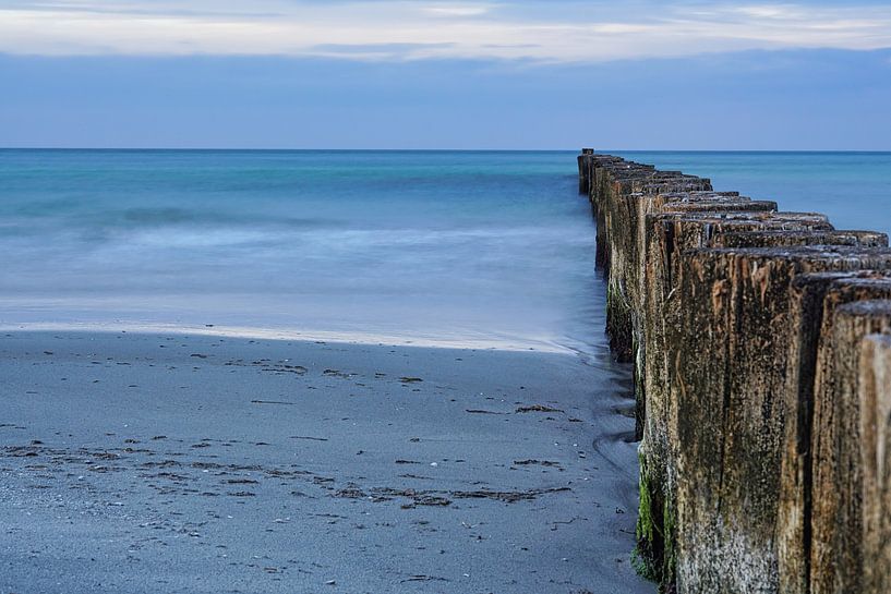 Ins Meer ragende Buhnen. Aufgenommen in Zingst, auf dem Darß. Die Perspektive ist auf den Horizont g von Martin Köbsch