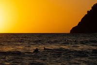 Surfer bei Sonnenuntergang in Italien