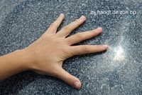 Hand wijst naar de zon