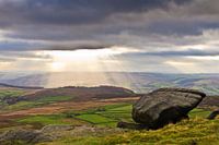 Rayons de soleil à travers les nuages sombres à Peak District, Royaume-Uni