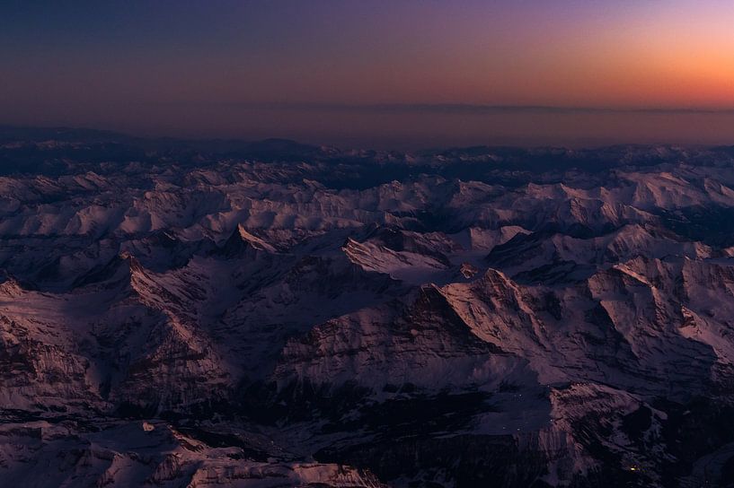 Vue aérienne des Alpes suisses au coucher du soleil par Denis Feiner