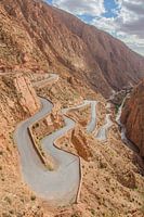 Une route sinueuse à travers les montagnes du Maroc