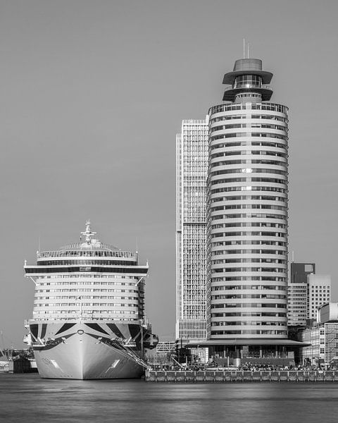 Rotterdam face au sud avec un bateau de croisière noir et blanc par Sander Groenendijk