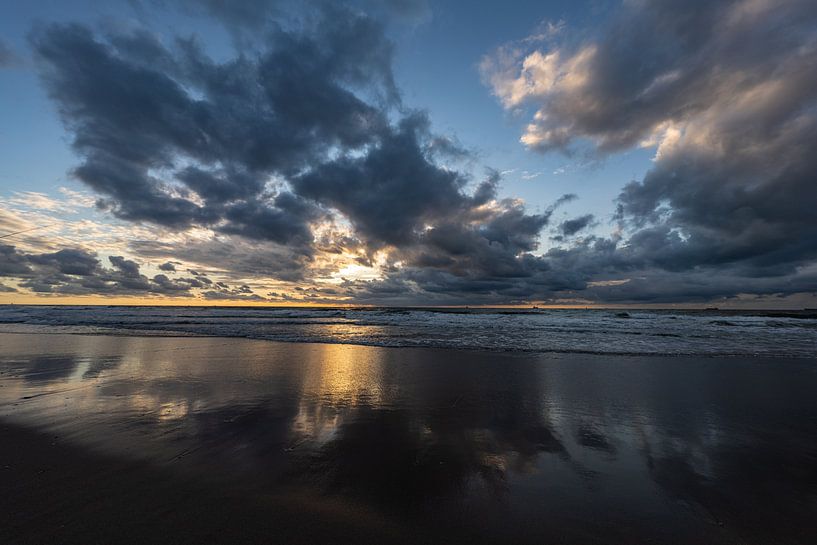 Coucher de soleil sur la plage près de la deuxième Maasvlakte. par Jaap van den Berg