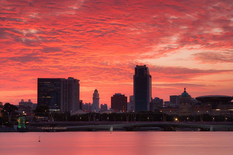 Le ciel de Singapour en feu par Ilya Korzelius