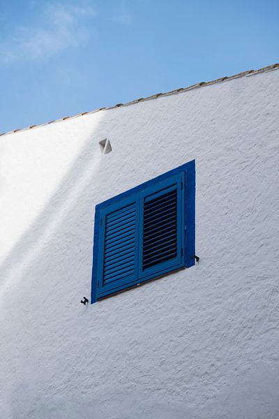 La maison blanche avec une fenêtre bleue I Sitges, Espagne I Architecture espagnole sur la côte médi par Floris Trapman