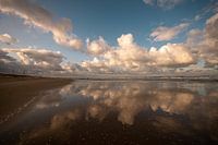 Wolken Frühlingsspiegelung, Strand von Wijk aan zee