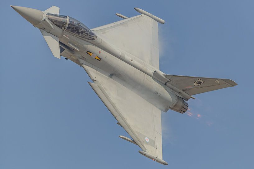 Royal Air Force Typhoon Display Team in Aktion. von Jaap van den Berg