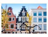 Radfahren vor Kanalhäusern