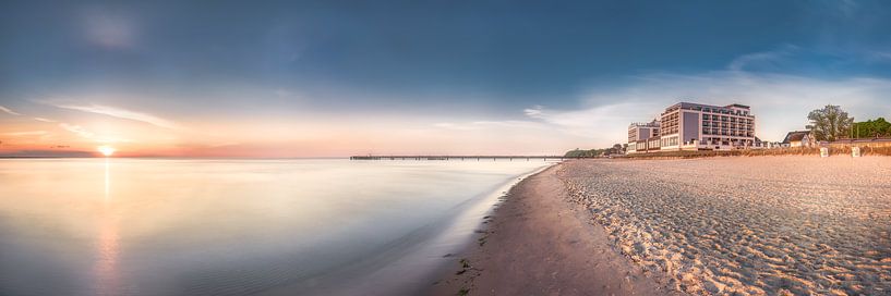 Plage de Scharbeutz avec des chaises de plage et l'hôtel Bayside dans la lumière du matin. par Voss photographie