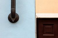 Mur abstrait de plans de couleur au lac de Garde Italie