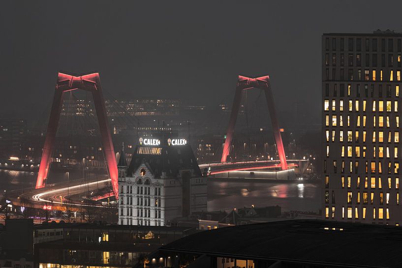 Le Willemsbrug et la Maison Blanche par une soirée brumeuse à Rotterdam par MS Fotografie | Marc van der Stelt