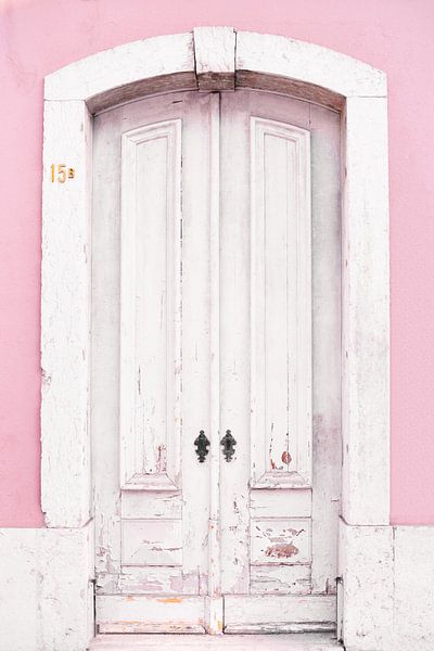 La porte blanche de Lisbonne | Photographie de voyage colorée Portugal par Mirjam Broekhof